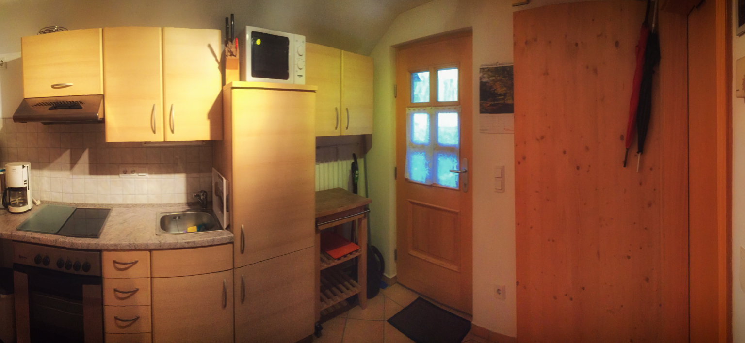 Küchenzeile der Ferienwohnung 1 mit Herd, Backofen und Mikrowelle