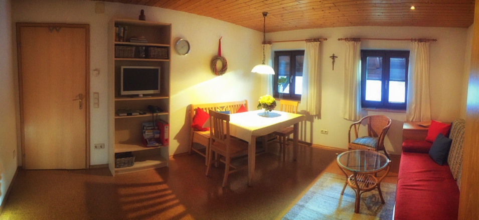 Wohnbereich der Ferienwohnung 1 mit Essplatz und Sitzecke