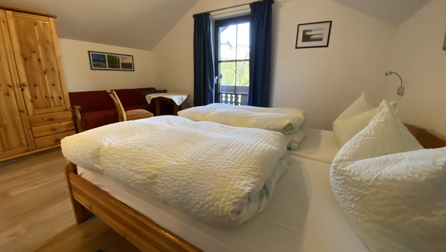 Zweites Schlafzimmer der Ferienwohnung 2 mit Kleiderschrank