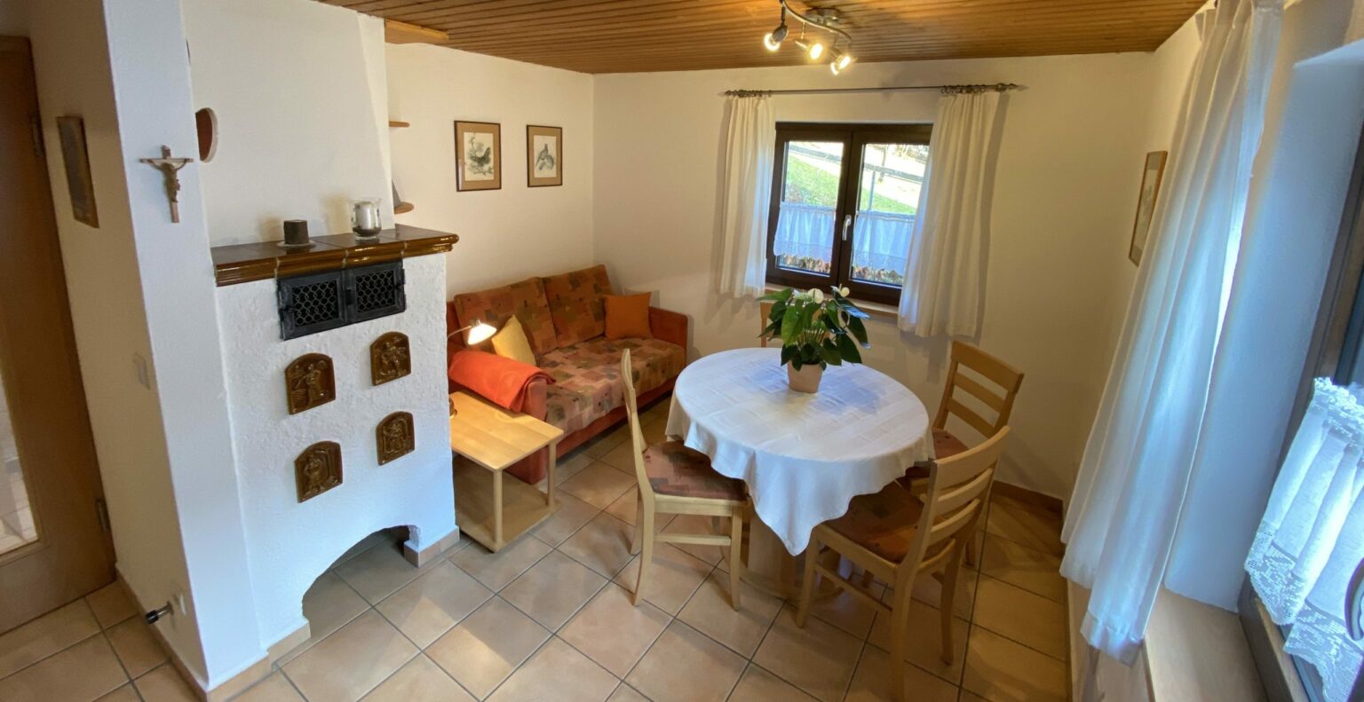 Wohnbereich der Ferienwohnung 2 mit Kachelofen und Essplatz