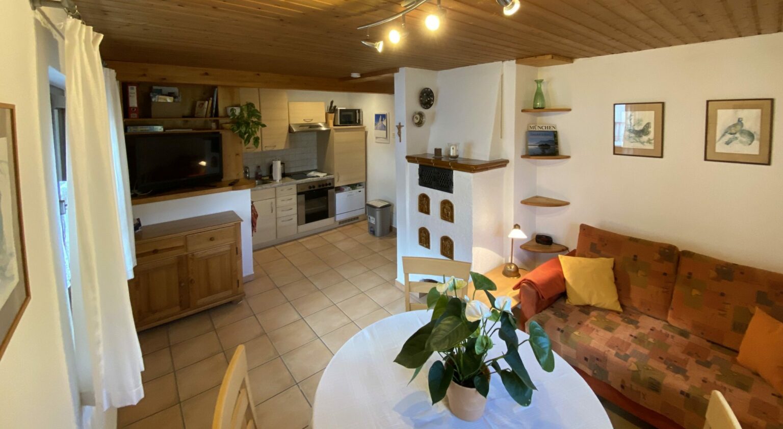 Wohnküche der Ferienwohnung 2 mit Küchenzeile und Sofa